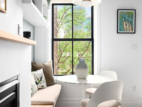 4th image of 256 Cumberland St APT 4