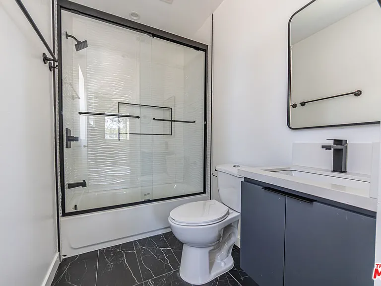 6702 Balboa Blvd #1 — Photo 19