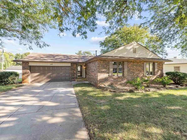 609 Berkshire Dr, Salina, KS 67401