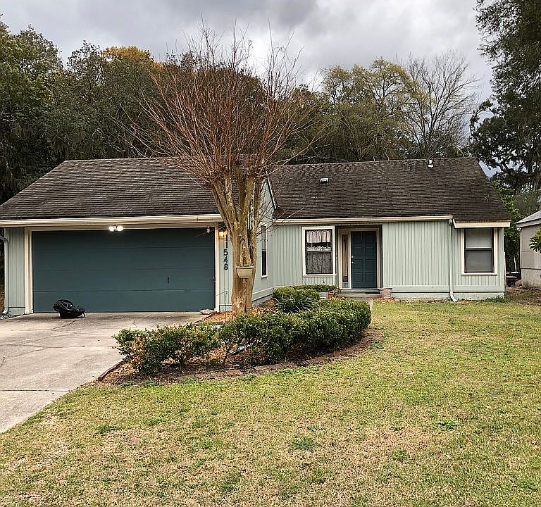 Huge front and backyards 