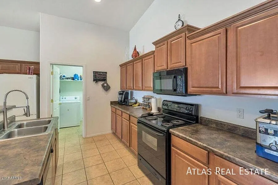 $600 Off First Months Rent!! Beautiful 4 bedroom with 3 car garage in Tortosa — Photo 4