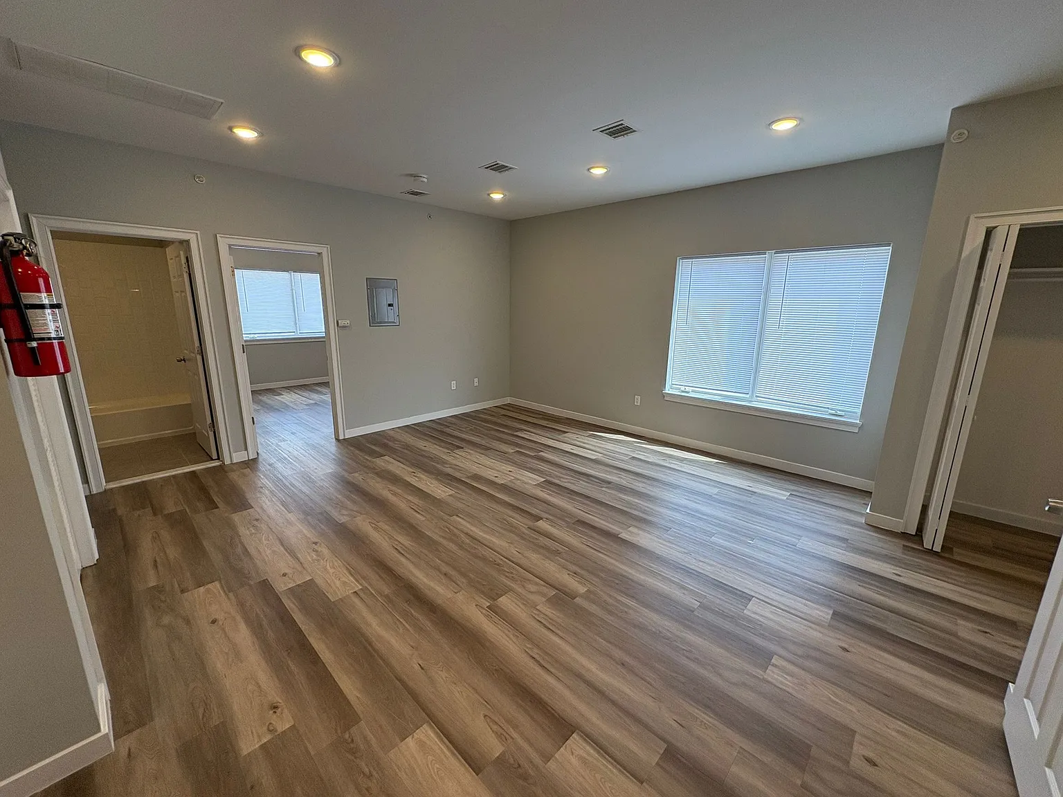 1 bed, $1,636 — Photo 3