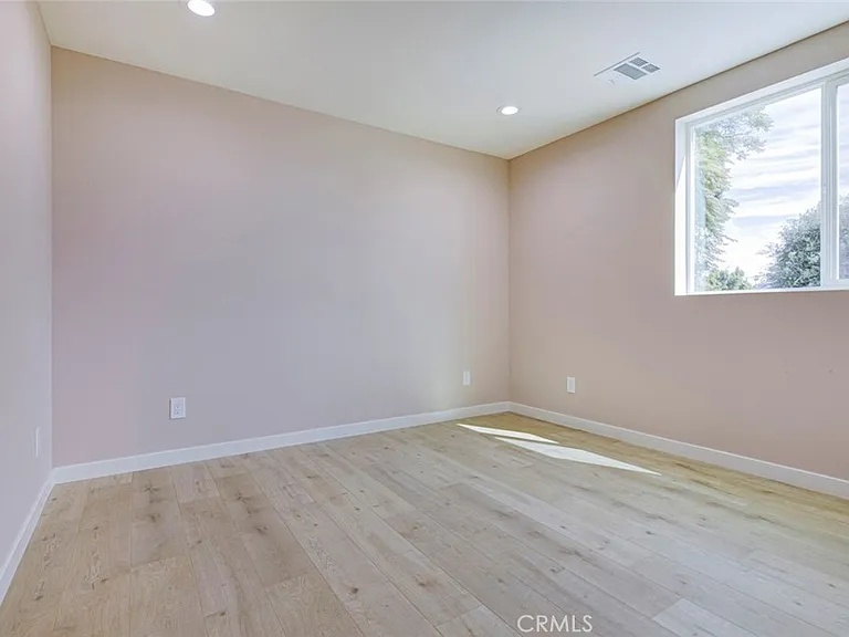 15557 Wyandotte St — Photo 16
