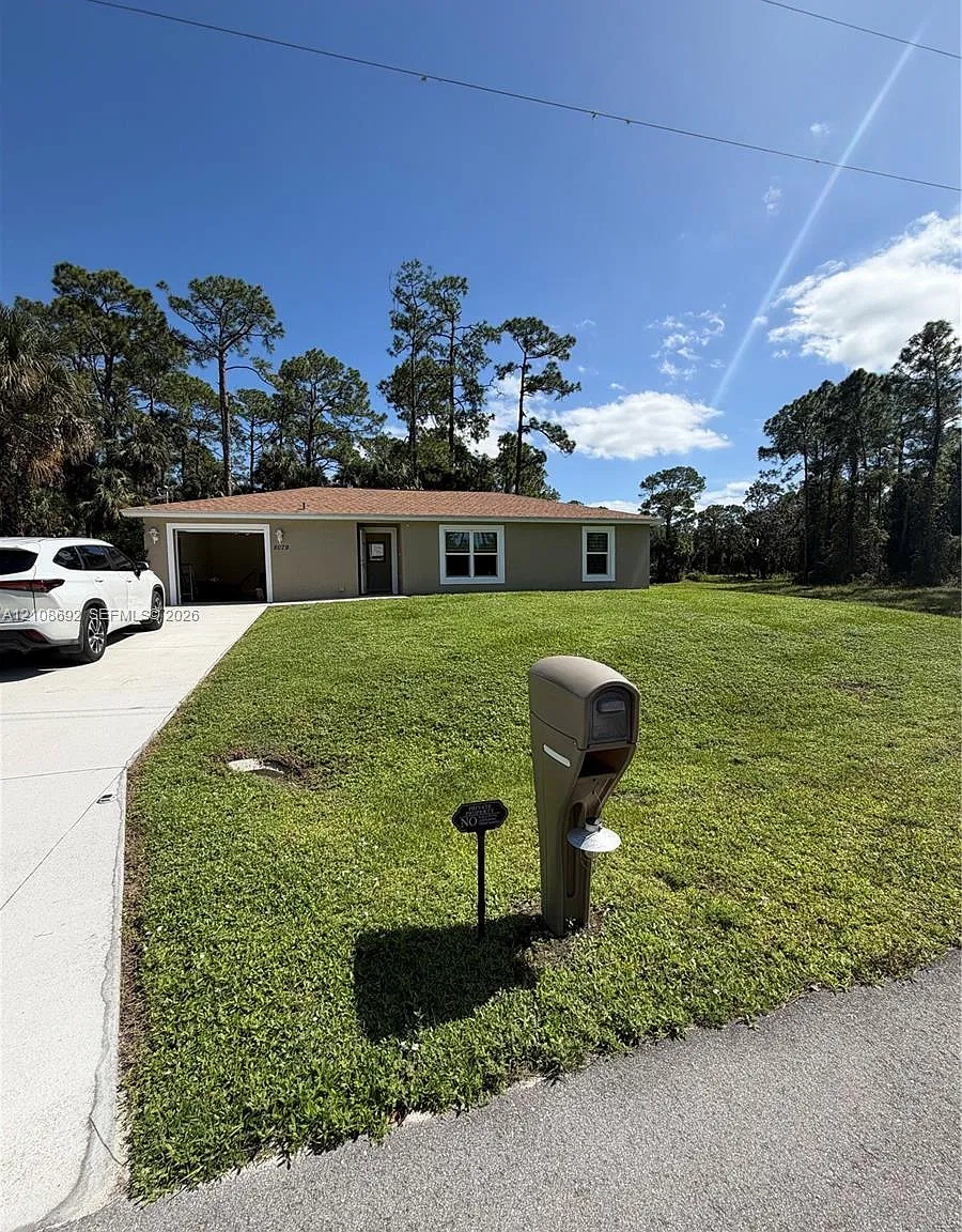3 bed, 2.0 bath, $2,100 — Photo 2