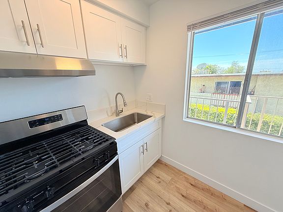 4th image of 80 N Laurel St