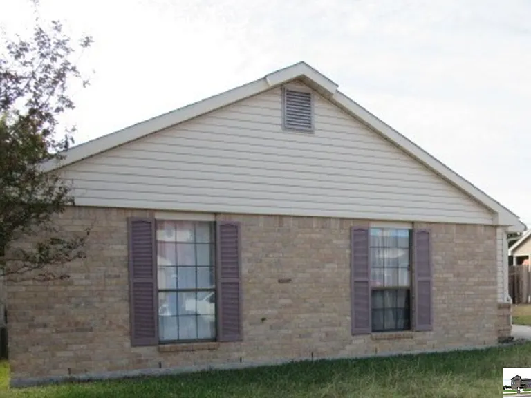 2404 Fieldstone Dr — Photo 2