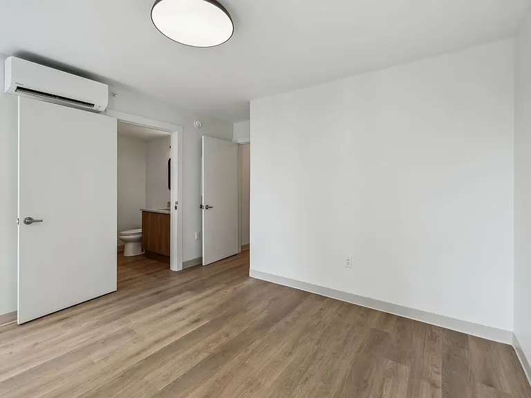 West 6th Apartments — Photo 46
