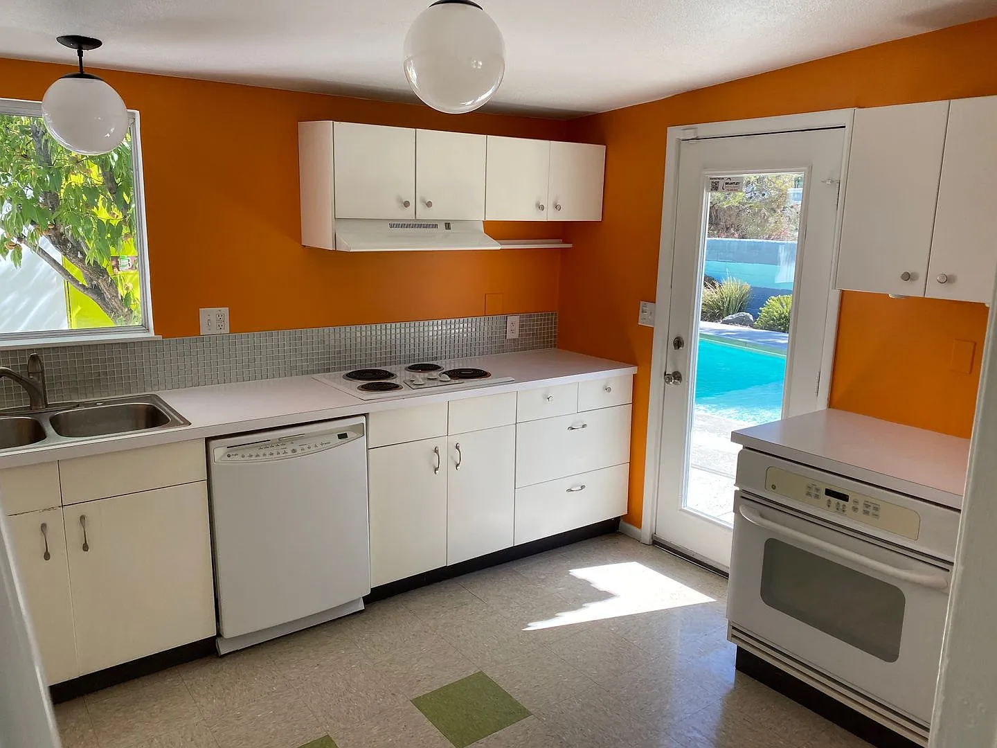 Famous "Caddy Shack" Home! Amazing Mid-Mod in Heart of Las Vegas!! — Photo 4