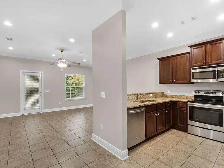 17 W Shady Oaks Ln #C — Photo 8