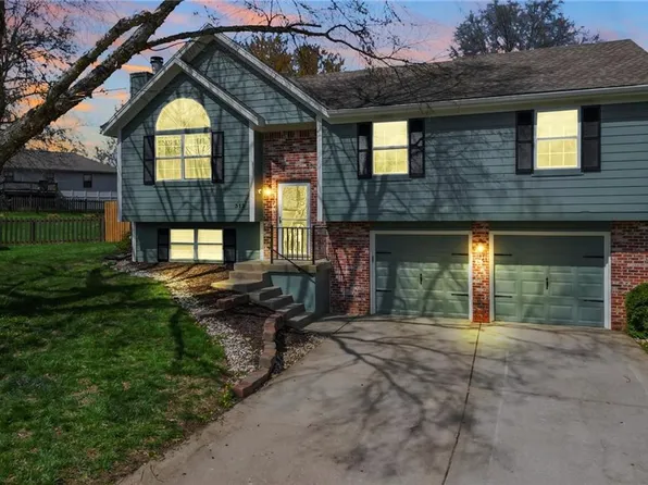 312 NE Bristol Pl, Lees Summit, MO 64086