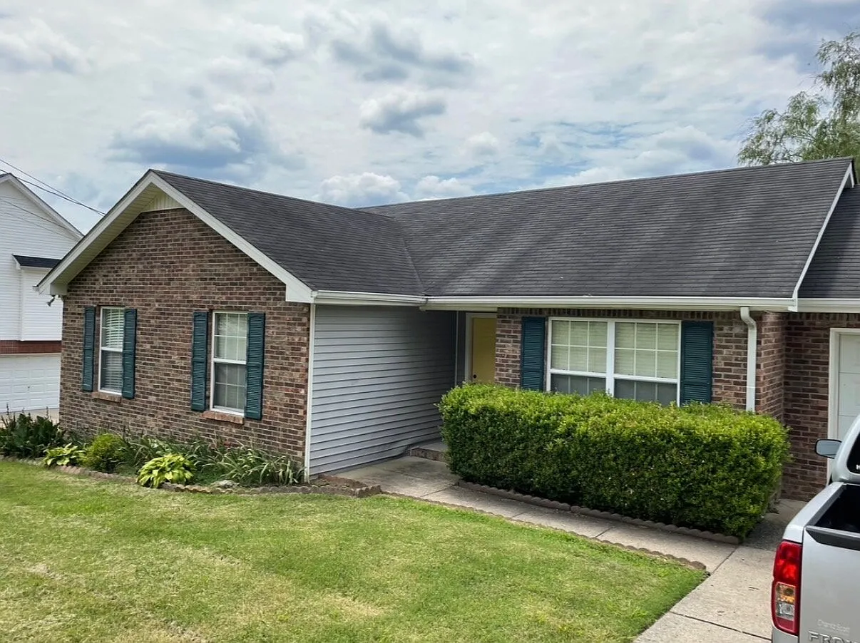 3 bed, 2.5 bath, 2100 sqft, $2,400 — Photo 1