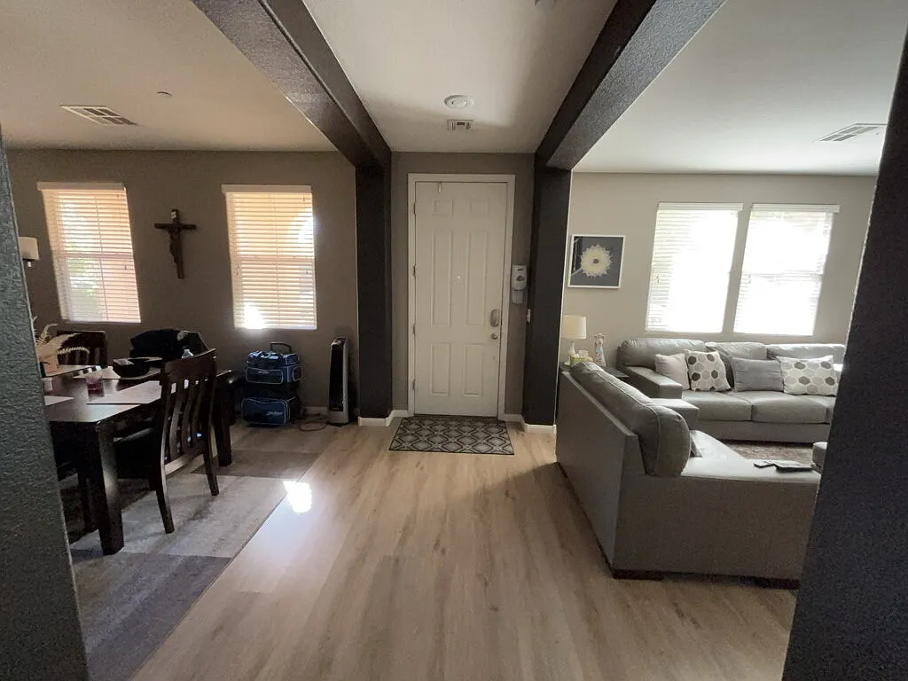 3 bed, 2.5 bath, 2306 sqft, $2,450 — Photo 4
