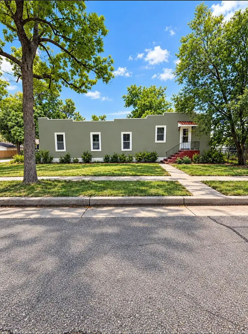 4 bed, $2,500 — Photo 1