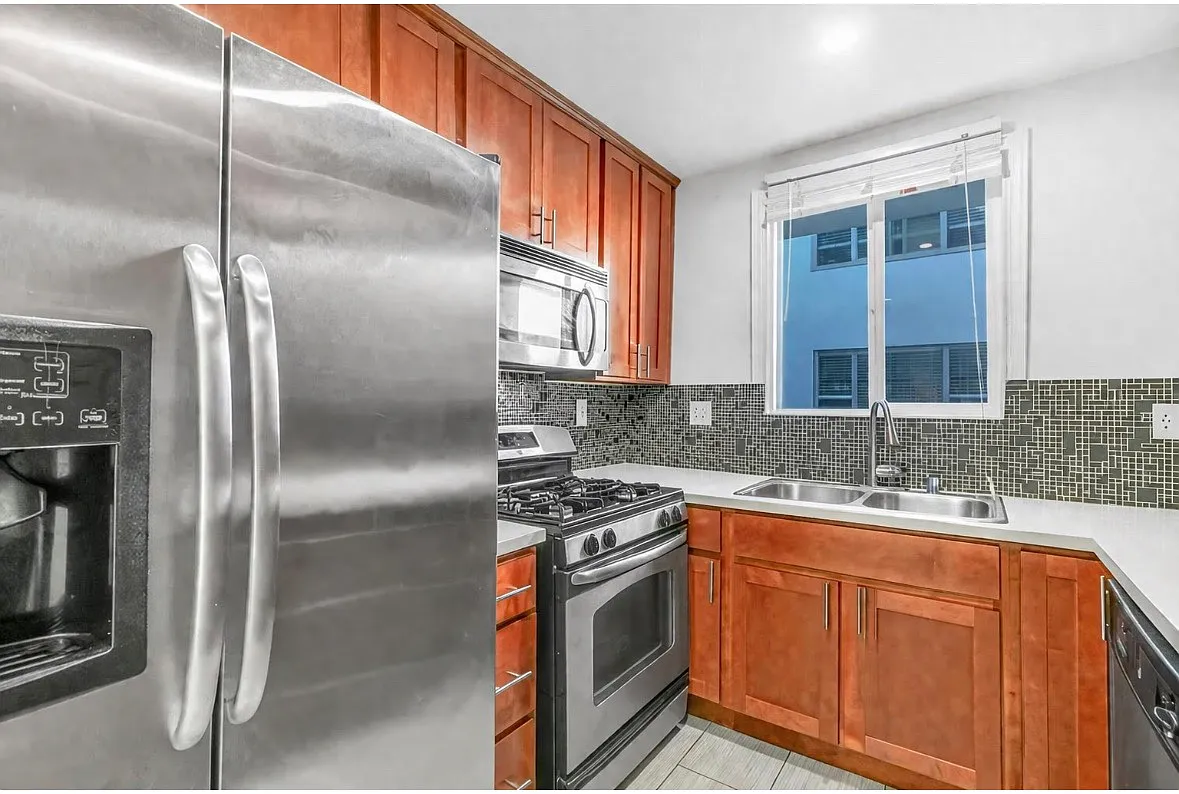 Building Photo - 1837 N La Brea Ave #3
