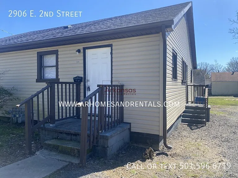 2906 E 2nd St — Photo 9