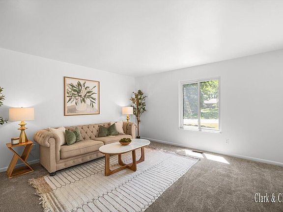 2nd image of 3014 Chapshire Dr SE