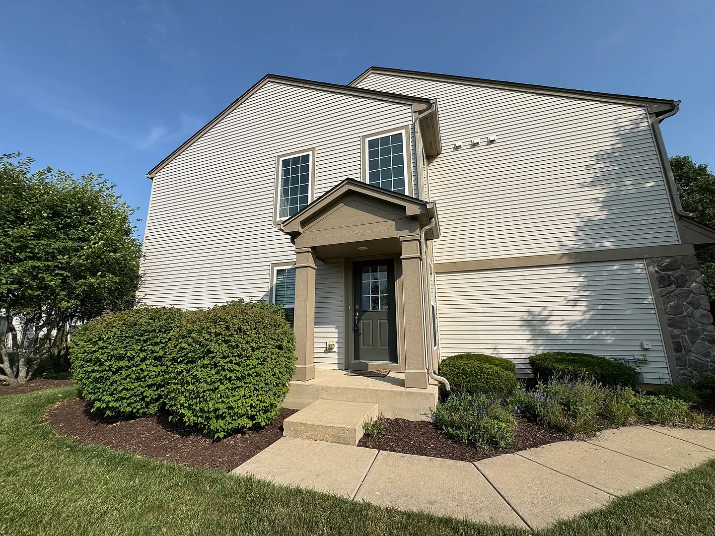 3 bed, 2.5 bath, 1521 sqft, $2,550 — Photo 1