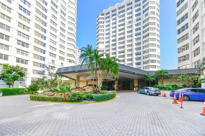 1st image of 902 Brickell Bay Dr #1422
