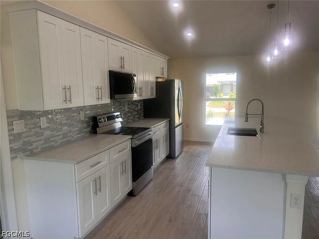 4 bed, 3.0 bath, 1650 sqft, $2,100 — Photo 2