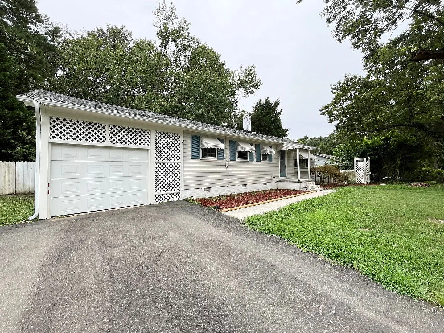 Comfortable 3BD, 1.5BA House with Large Fenced Backyard — Photo 2