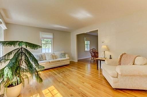 4th image of 10 Southwoods Cir