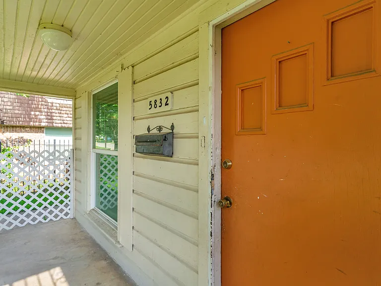 5832 Locke Ave — Photo 2