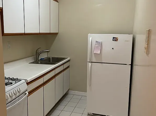 639 Warren Street image 1 of 8