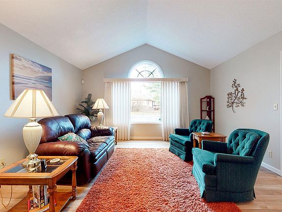 5th image of 805 W Country Meadows Ln