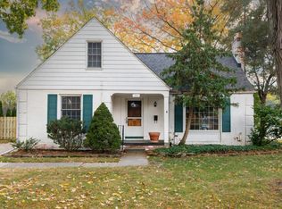 1341 Hawthorne Rd, Grosse Pointe Woods, MI 48236