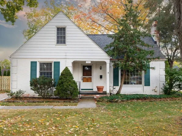 1341 Hawthorne Rd, Grosse Pointe Woods, MI 48236