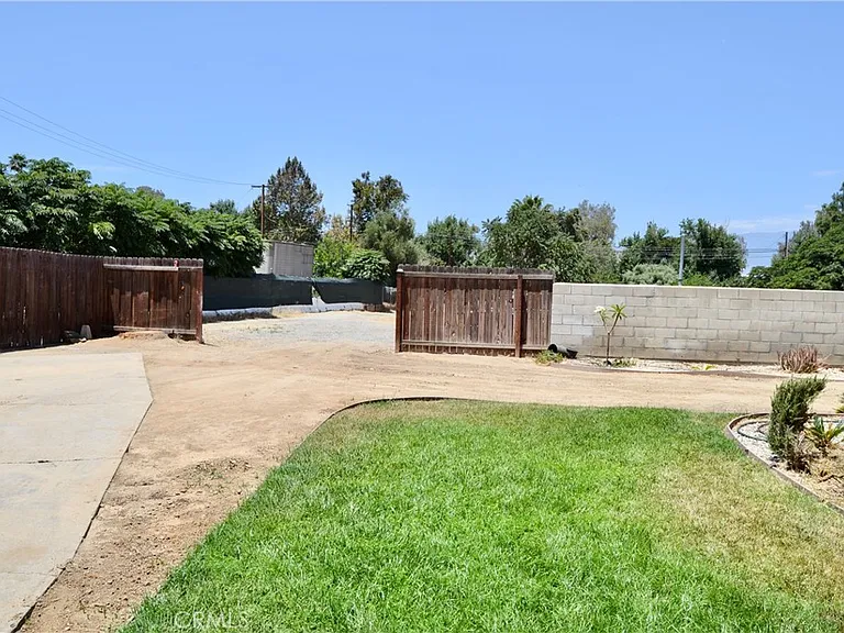 894 N Orange St — Photo 10