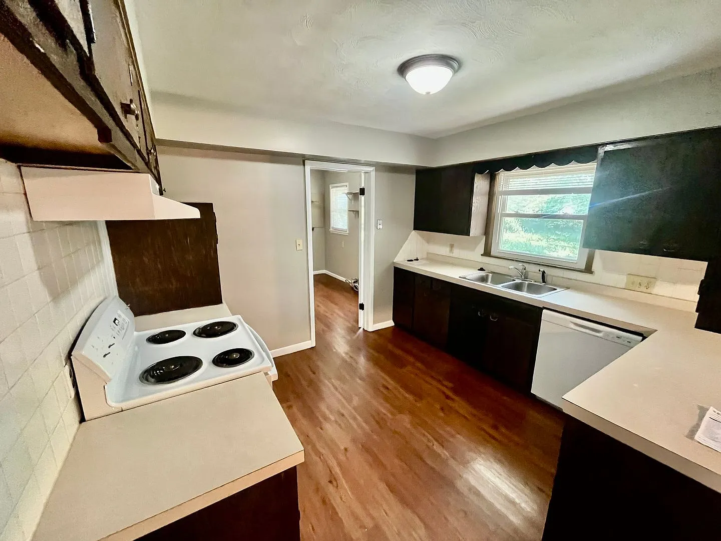 3 Bedroom - 2 Bathroom Home with Fenced in back yard — Photo 4