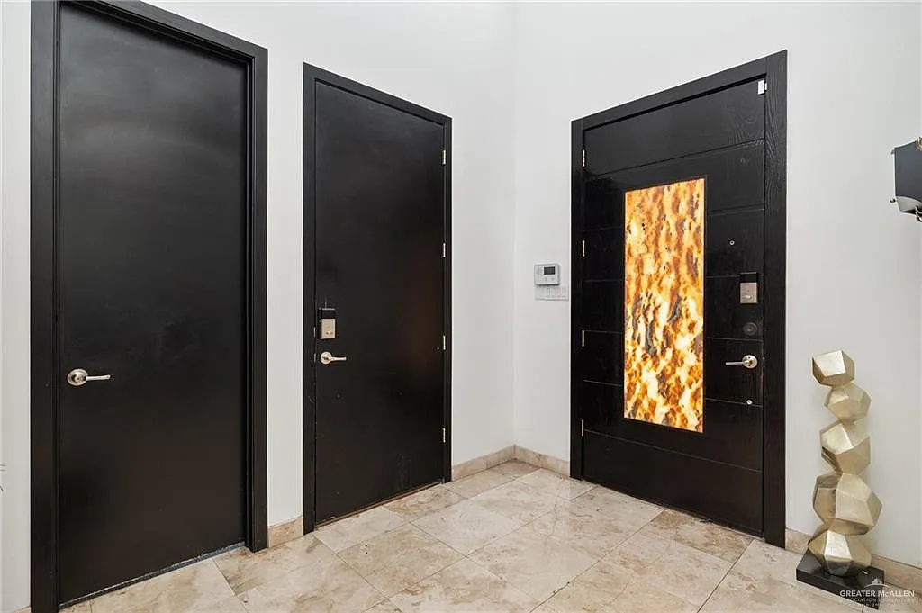 3 bed, 3.5 bath, 2626 sqft, $2,300 — Photo 2