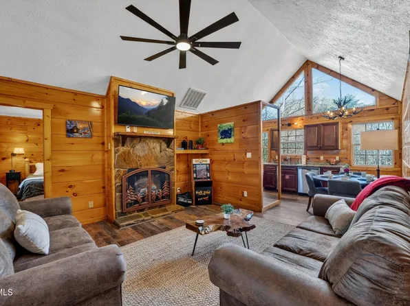 623 Country Oaks Dr, Pigeon Forge, TN 37863