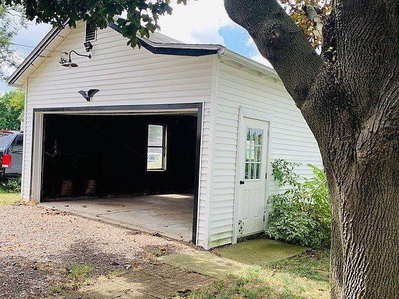 3rd image of 322 Jennings Ave