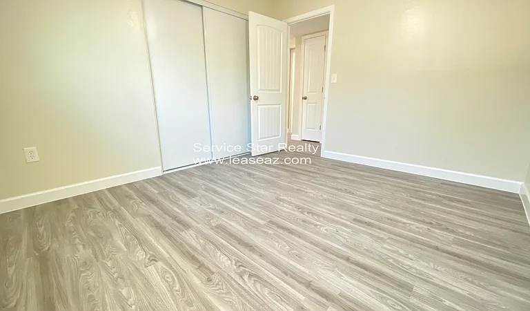 5936 W Seldon Ln — Photo 7
