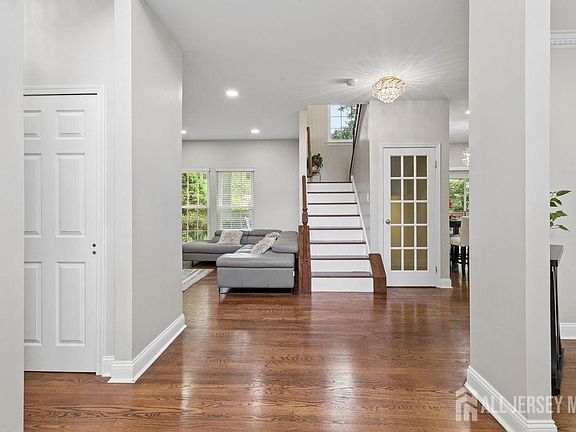 5th image of 30 Larkspur Dr