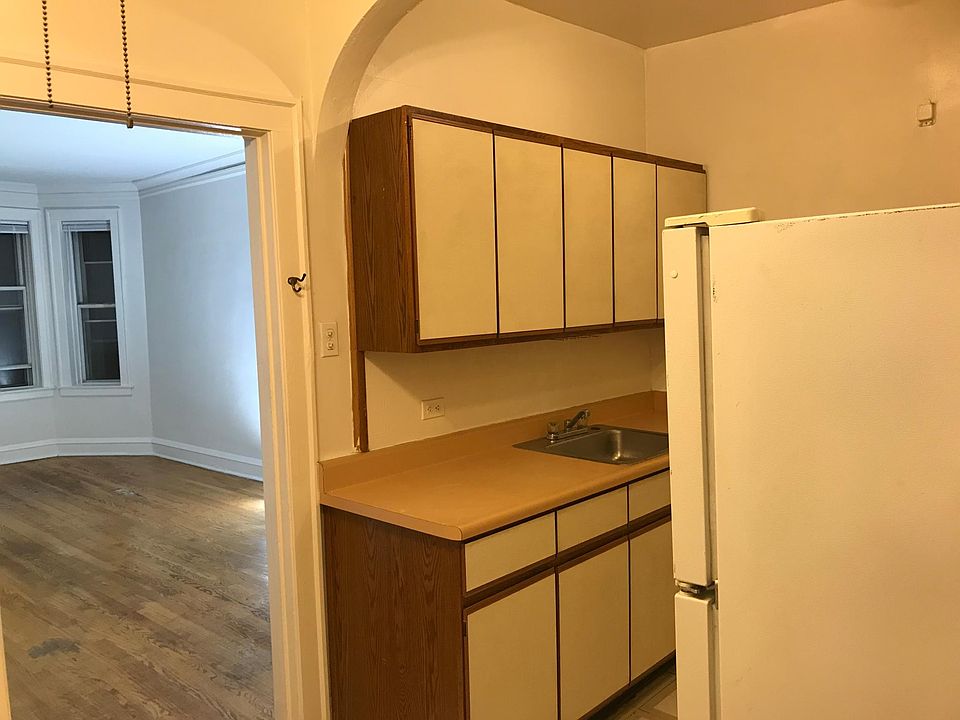 2nd image of 3050 N Laramie Ave APT 2B