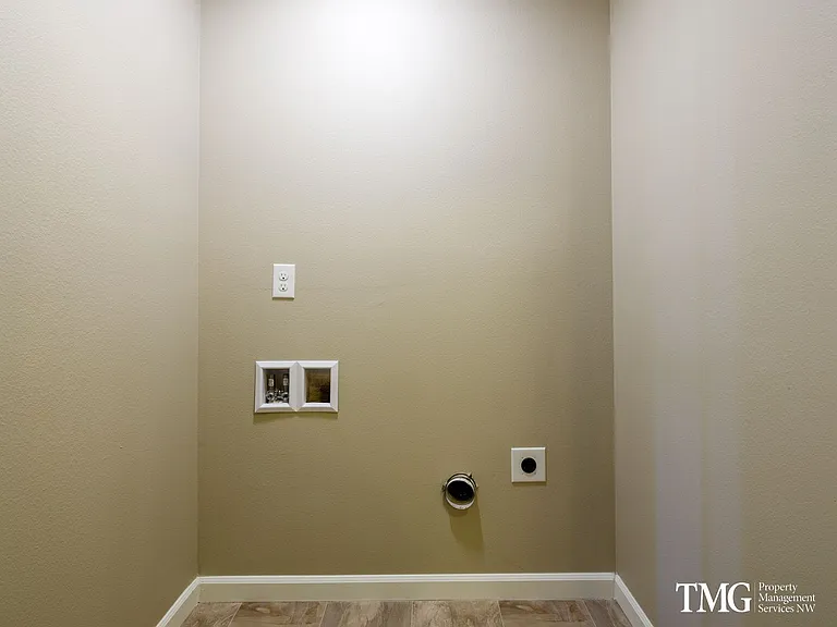 Maple Court — Photo 12