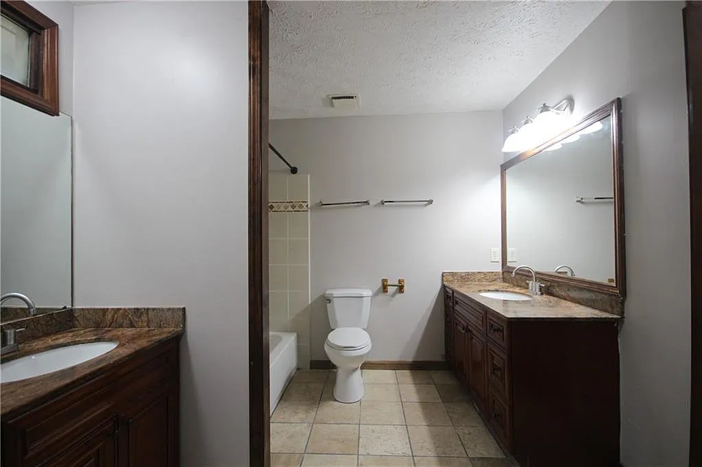 5 bed, 3.0 bath, 2454 sqft, $2,595 — Photo 3