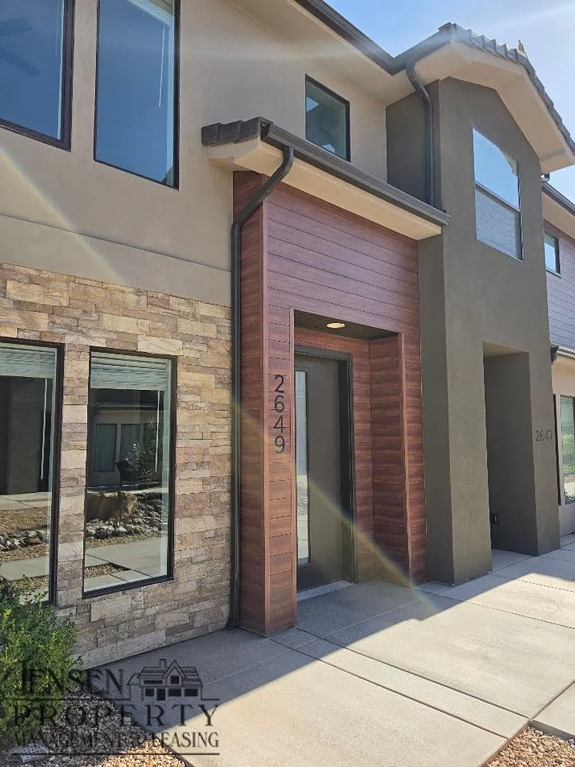 Newer Town Home in St. George- Lazy River & Community Pool — Photo 2