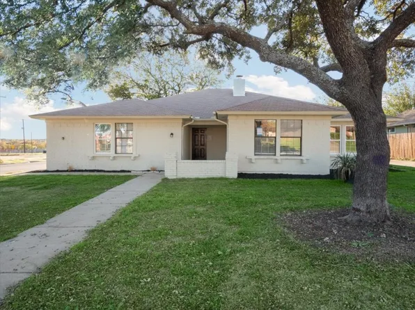 201 Pebblestone Dr, Benbrook, TX 76126