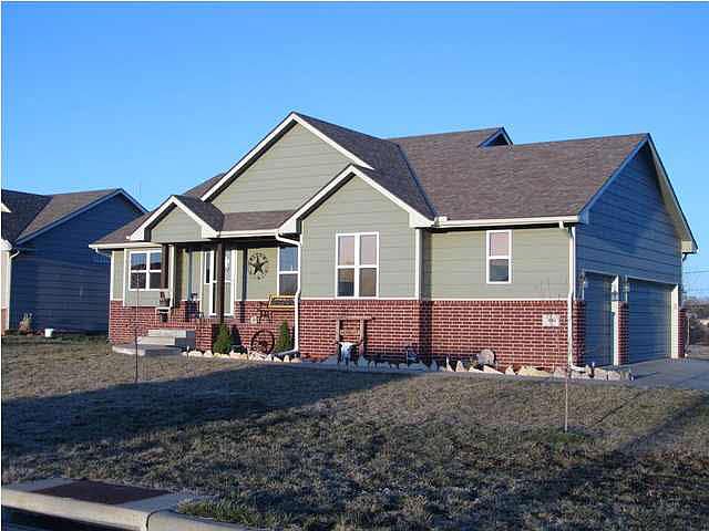 1st image of 400 Meadowlark Dr