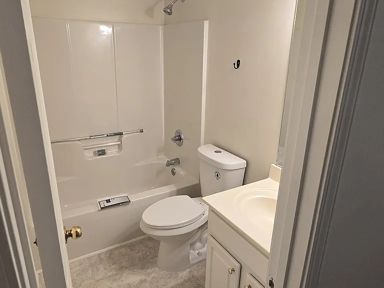 Upstairs hallway full bathroom