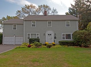 20 Wave Crest Dr, Islip, NY 11751