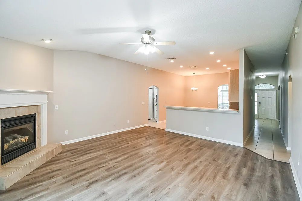 4 bed, 2.0 bath, 2490 sqft, $2,035 — Photo 4