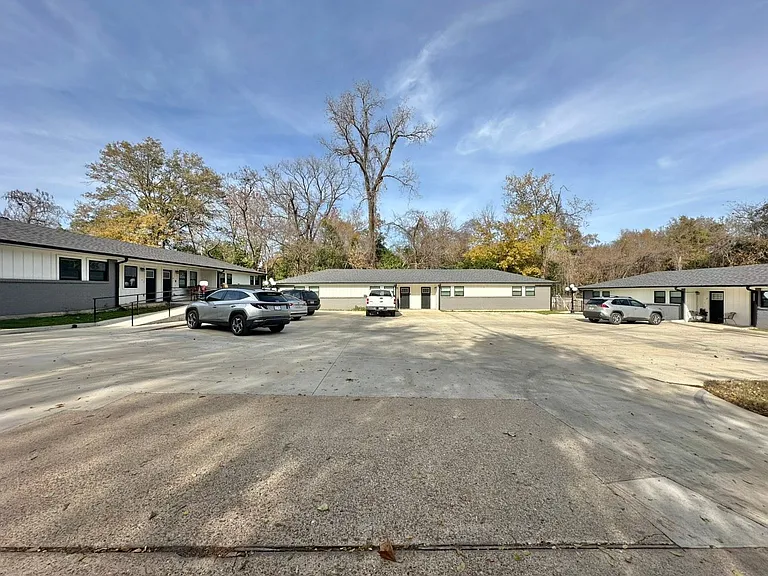 300 Pecan St — Photo 21