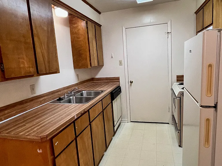 1004 Summer Court Cir #D — Photo 8