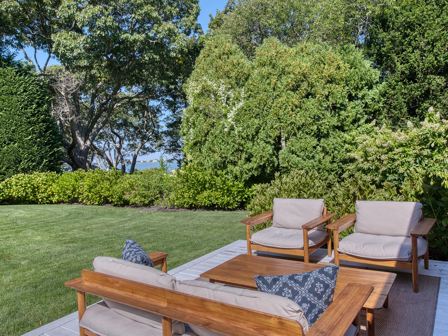 Perfect Gem in Southampton with Water Views — Photo 4