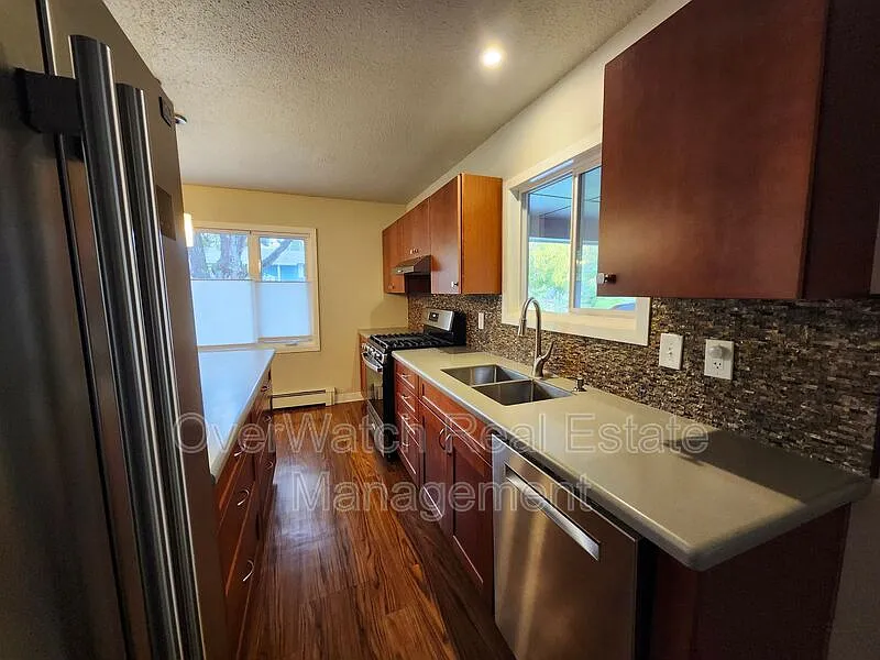 3 bed, 1.0 bath, 1053 sqft, $2,200 — Photo 3